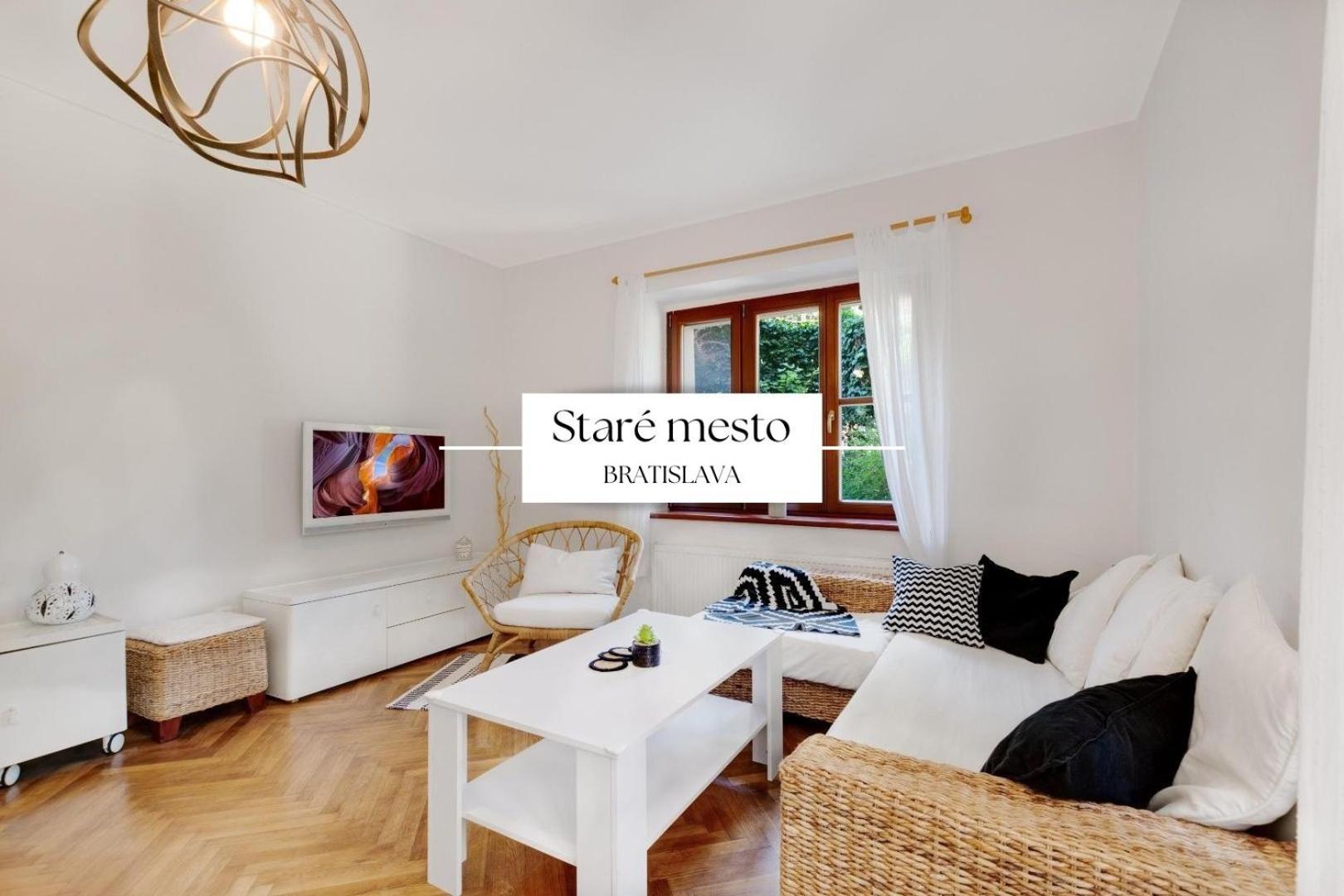 Apartmán Stylish Historical + Backyard *